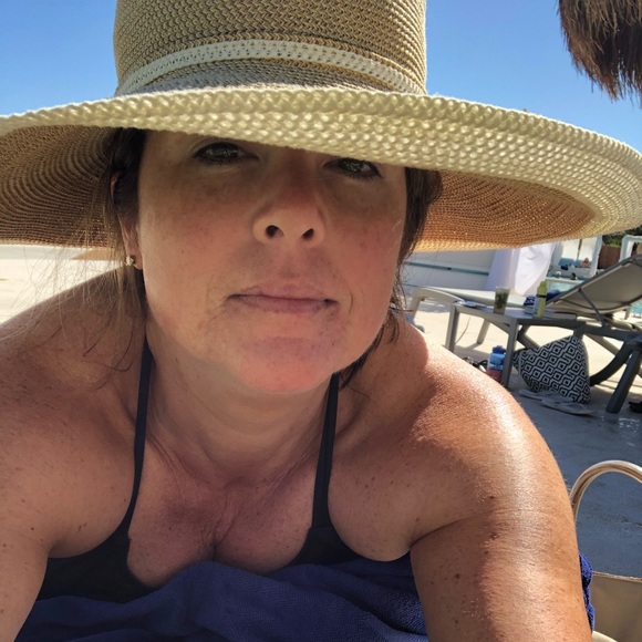 Meet your Posher, Laura - Picture 1 of 1